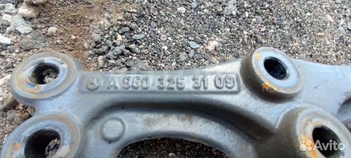 Кронштейн реактивной тяги правый Mercedes-Benz