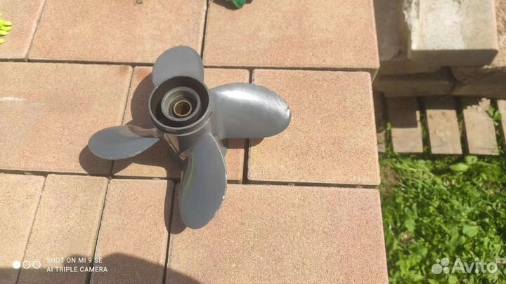 Винт лодочного мотора 9,9-15, четырехлопастной