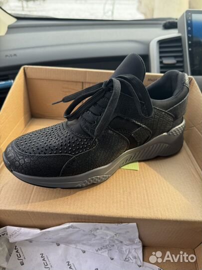 Кроссовки женские