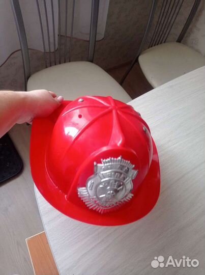 Набор пожарного, каска и огнетушитель