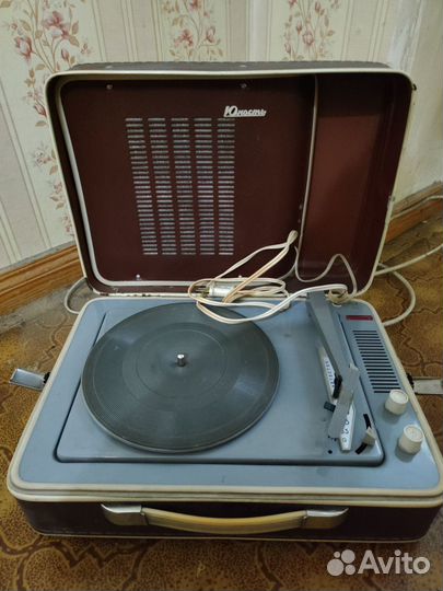 Проигрыватель винила Юность