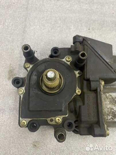 Моторчик стеклоподъемника передний левый А6 100 С4