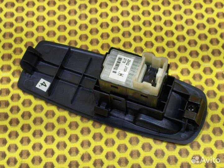Кнопка стеклоподъемника передняя правая Renault