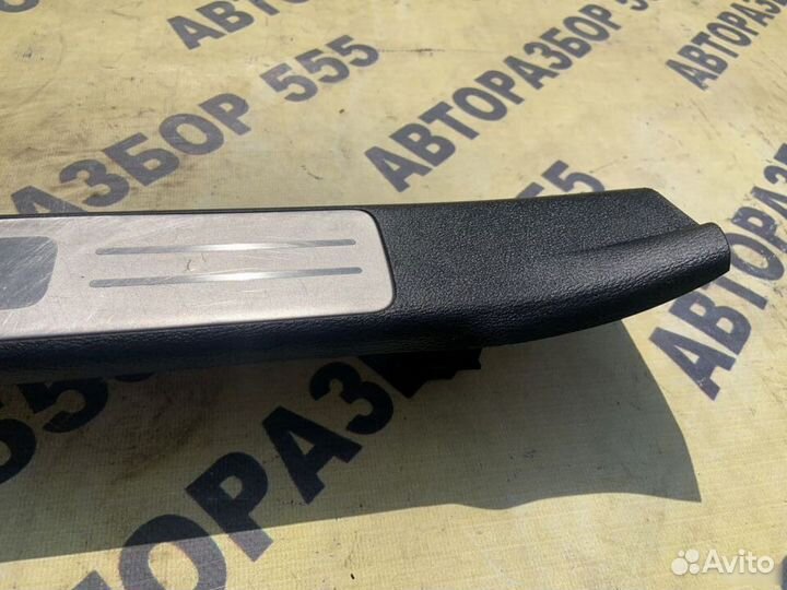 Накладка порога передняя правая Kia Quoris