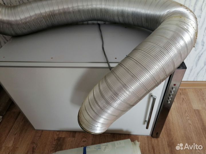 Верхняя часть гарнитура вместе с вытяжкой