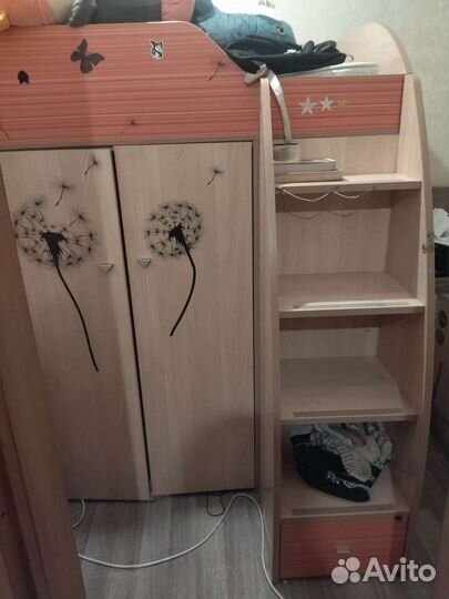 Детская кровать чердак со столом и шкафом