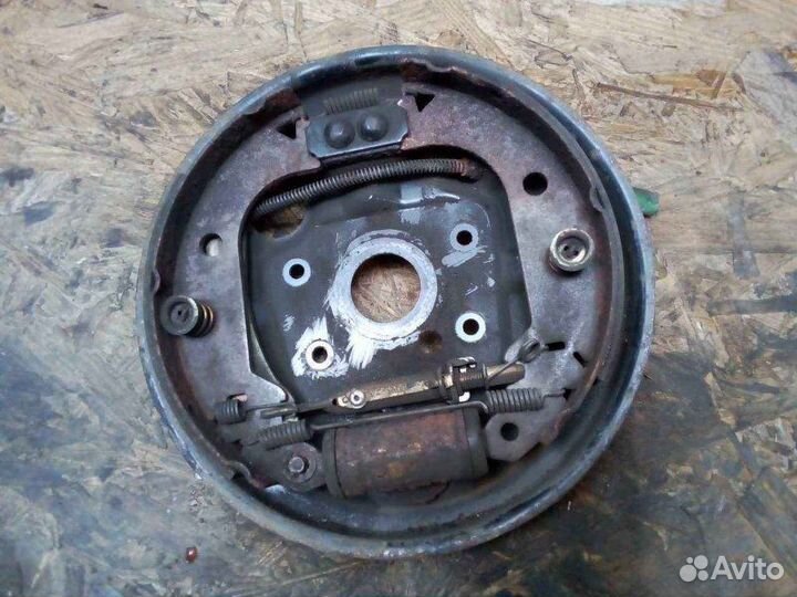 Щит опорный задний левый Fiat Albea 350A1000