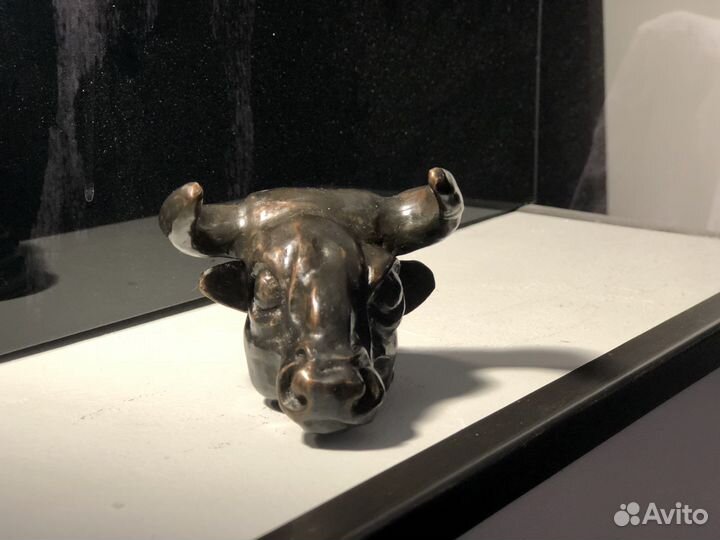Бронзовая фигура, голова быка