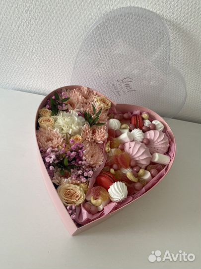 Подарочные композиции из цветов и сладостей