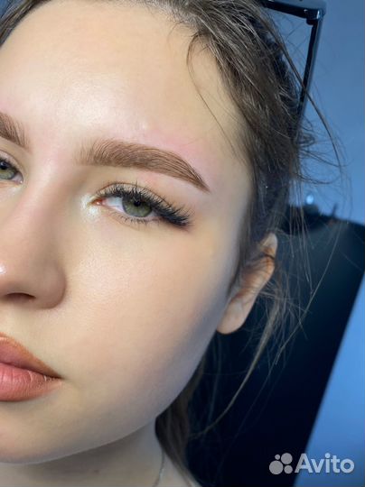 Модель на брови