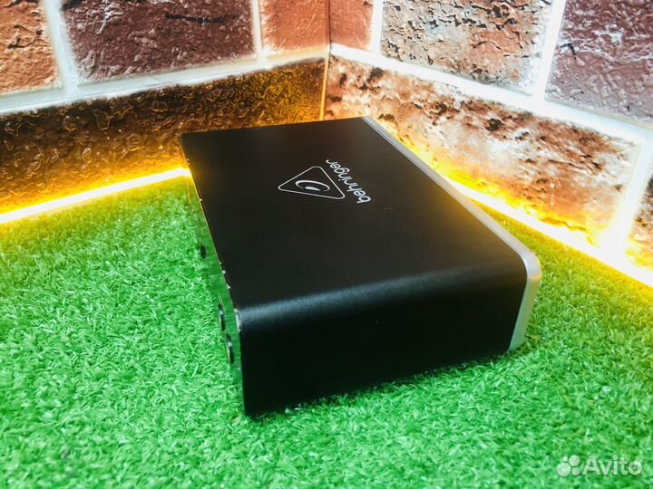 Z.Звуковая карта Behringer u-phoria umc22