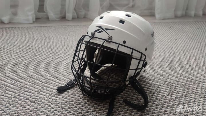 Хоккейный шлем