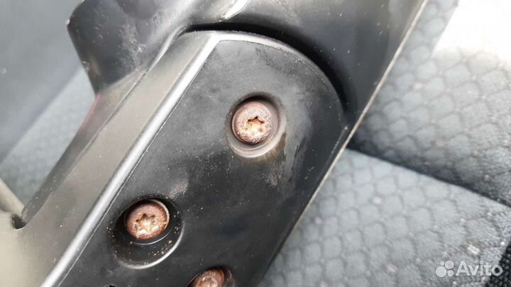 Боковое правое зеркало