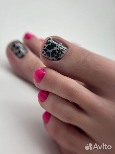 Педикюр и маникюр в салоне