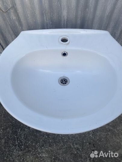 Раковина с ногой