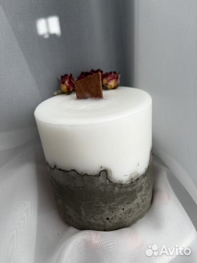 Свеча на бетоне