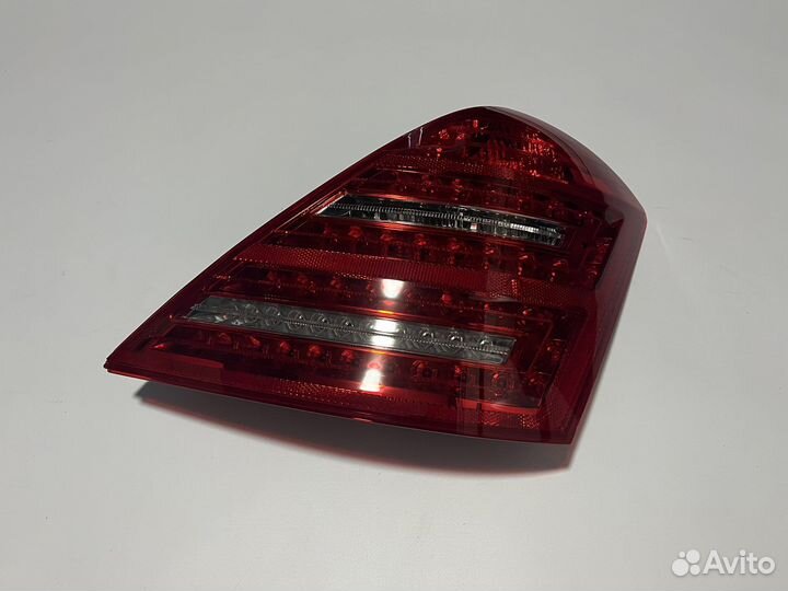 Правый стоп фонарь Mercedes W221 с дефектом