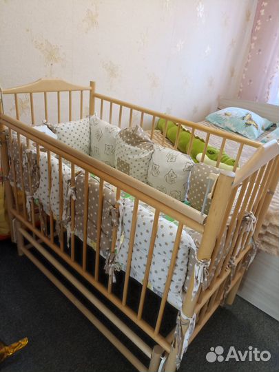 Детская кроватка до 3х лет с маятником