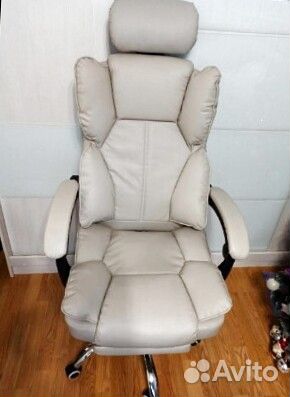 Офисное кресло с подножкой