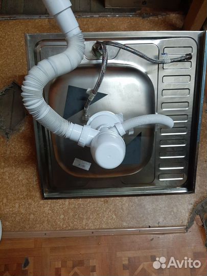 Мойка со смесителем и выводом в канализацию