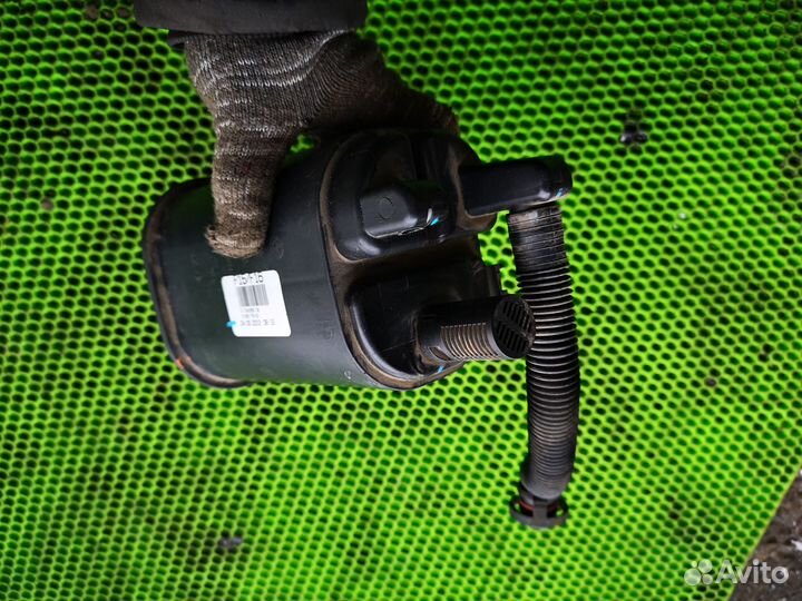 Бачок абсорбера на BMW X5 F15 F85 (2013-2018)