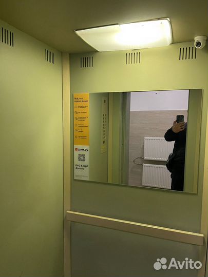 Реклама на зеркале в лифте