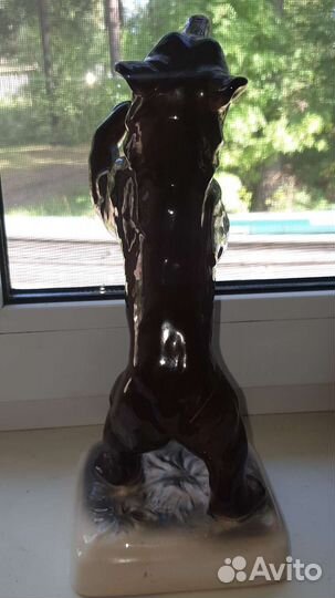 Скульптура Бурый медведь на задних лапах