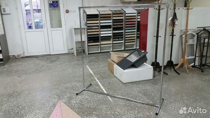 Вешалка трубная для вещей