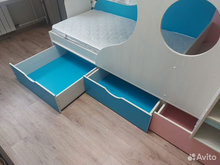 Двухъярусная кровать