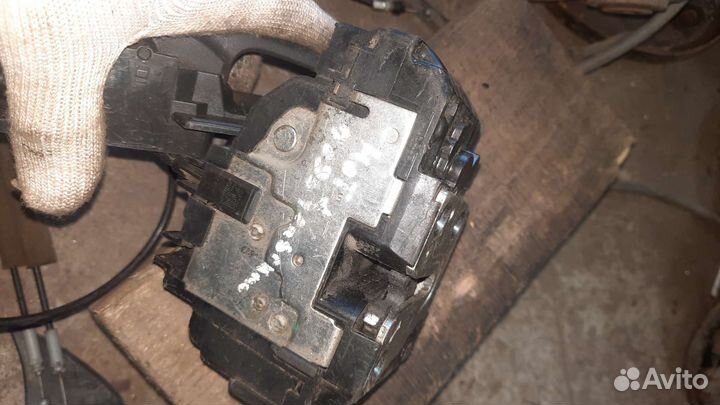 Замок двери передний левый Nissan Note E11