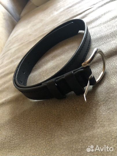 Белая рубашка и черные брюки