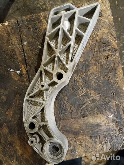 Задний кронштейн опоры двигателя