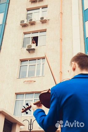 Поздравление С Днём Рождения под окном