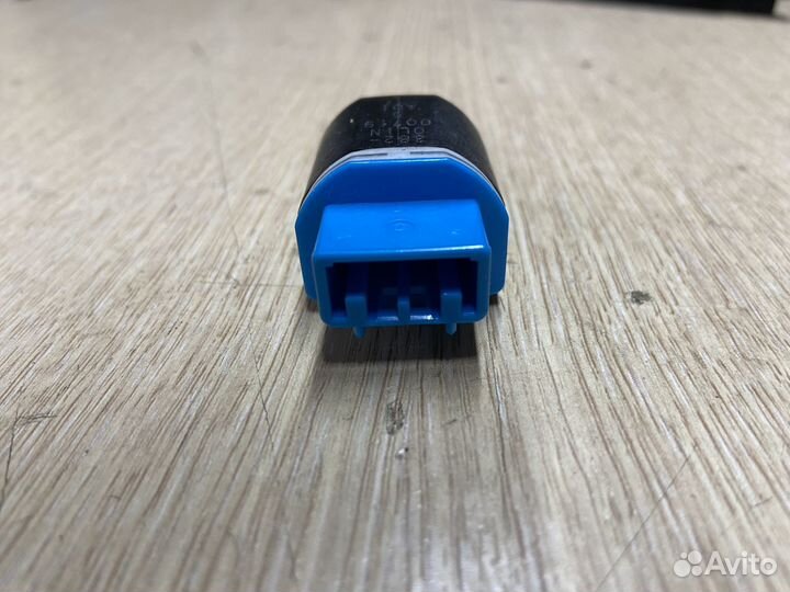 Концевик педали тормоза Toyota Camry 75