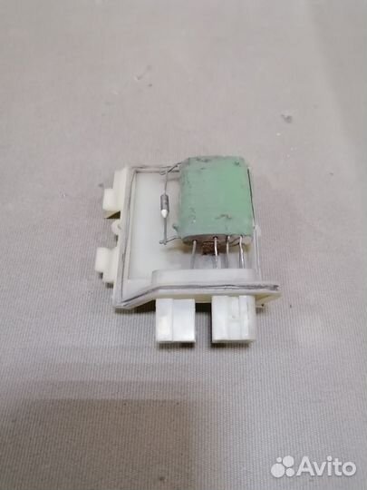 Резистор реостат печки Volkswagen Passat B3 1990