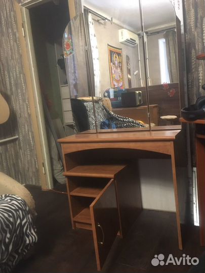 Трюмо с зеркалом