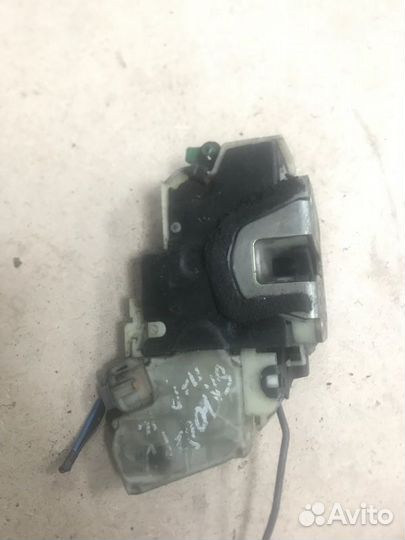 Замок двери передний правый Nissan Bluebird ENU14