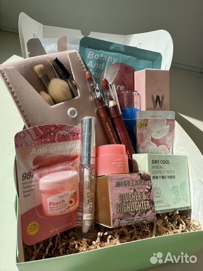 Бьюти боксы с косметикой, подарочные наборы