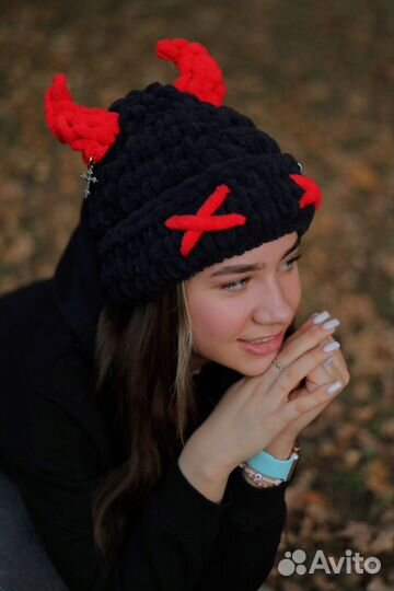 Шапка черная унисекс вязаная вручную с рогами