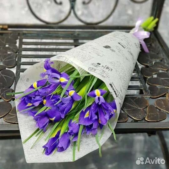 Ирисы, букет из роз, доставка цветов