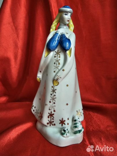 Фарфоровая статуэтка-снегурочка