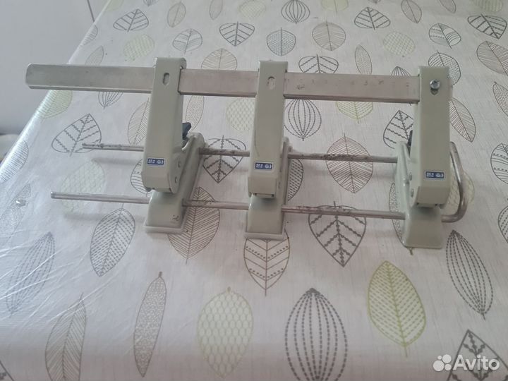 Дырокол регулируемый на 3 отверстия крепкий