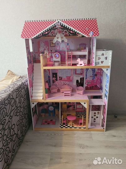 Кукольный домик с мебелью