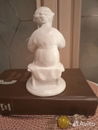 Володя Ульянов за книгой