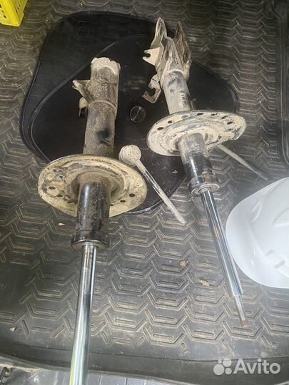 Стойка амортизатора передняя nissan x-trail