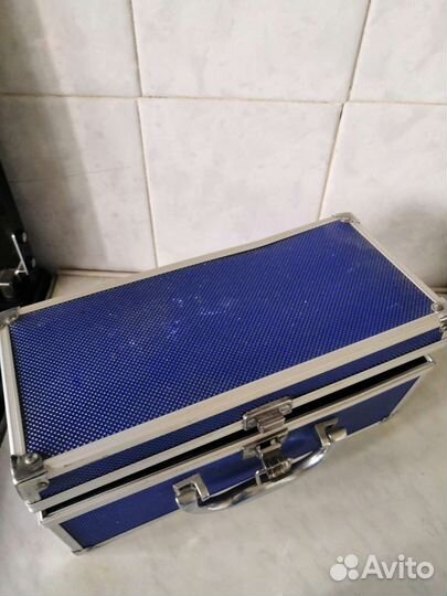 Ваза с чемоданом для хранения