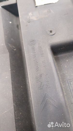 Рамка передняя Peugeot 2008