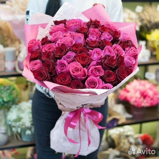 Букет из 51 высокой красной и розовой розы