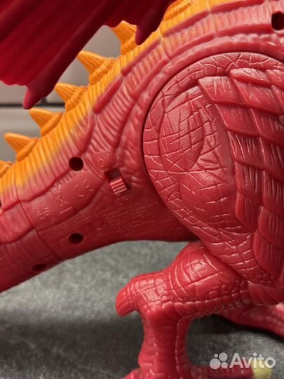 Динозавр на пульте управления