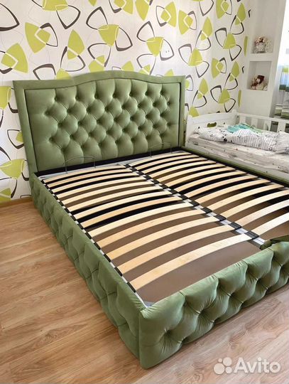 Белая кровать